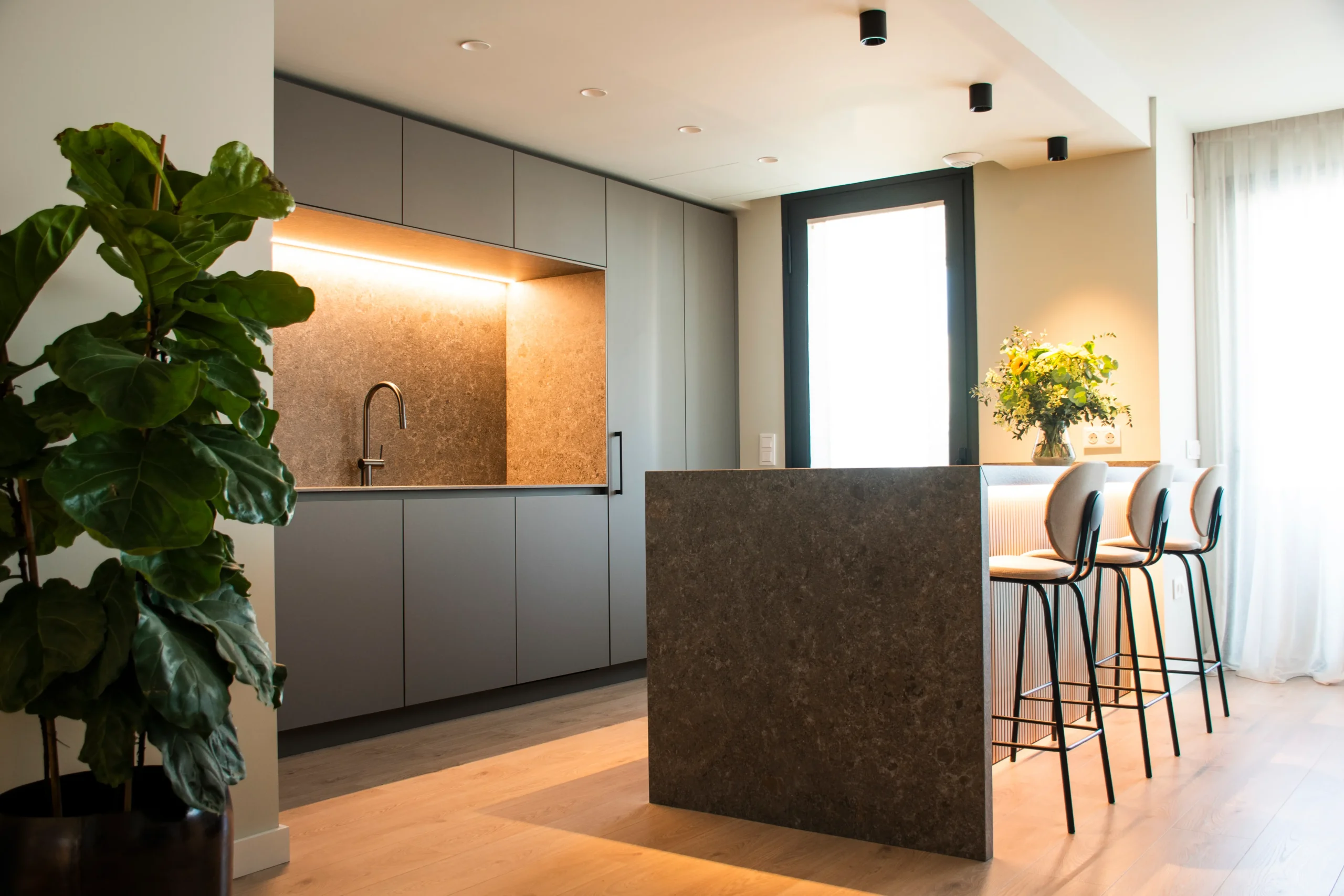 Cocina abierta diseñada por Ocre Studio